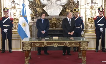 Javier Milei le tomó juramento a Gerardo Werthein, quien asumió como canciller en reemplazo de Diana Mondino Javier Milei le tomó juramento a Gerardo Werthein, quien asumió como canciller en reemplazo de Diana Mondino