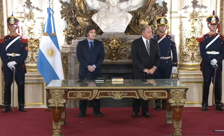 Javier Milei le tomó juramento a Gerardo Werthein, quien asumió como canciller en reemplazo de Diana Mondino Javier Milei le tomó juramento a Gerardo Werthein, quien asumió como canciller en reemplazo de Diana Mondino