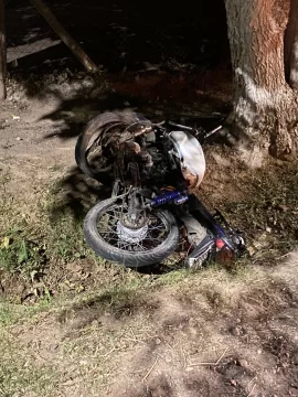 Estrelló su moto contra un árbol y terminó con serias lesiones Estrelló su moto contra un árbol y terminó con serias lesiones