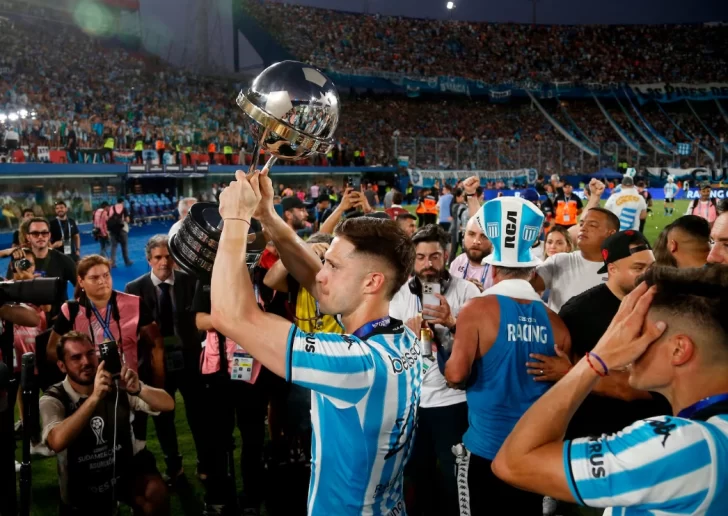 El plantel de Racing regresa a la Argentina tras ganar la Sudamericana y se espera un recibimiento histórico El plantel de Racing regresa a la Argentina tras ganar la Sudamericana y se espera un recibimiento histórico