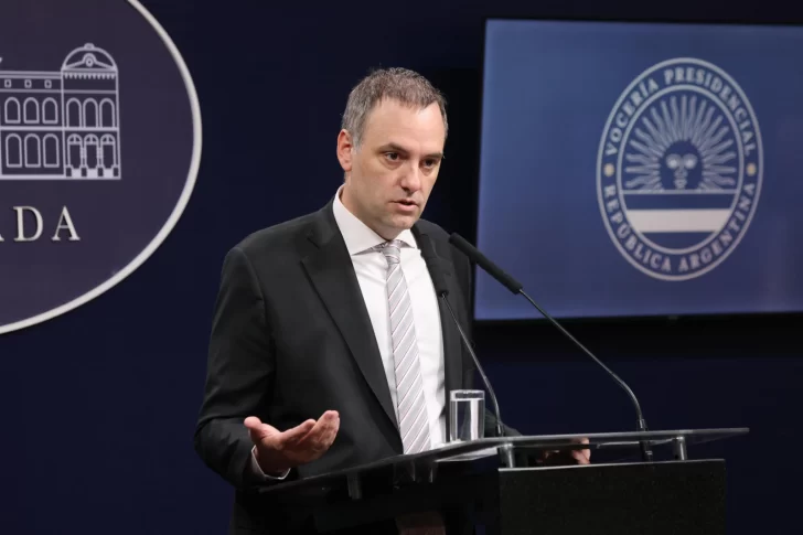 Cobrarán arancel a extranjeros en hospitales y universidades públicas