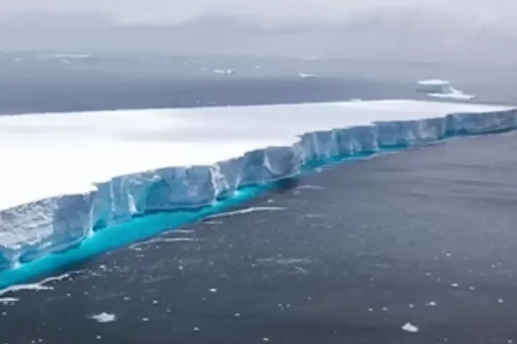 Un iceberg colosal enciende una luz roja