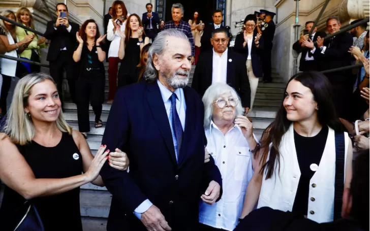 Emoción, aplausos y música para despedir a Maqueda de la Corte