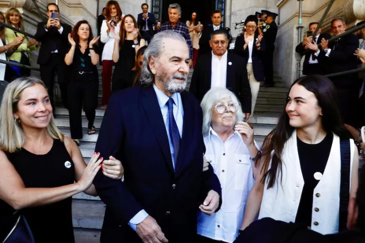 Emoción, aplausos y música para despedir a Maqueda de la Corte