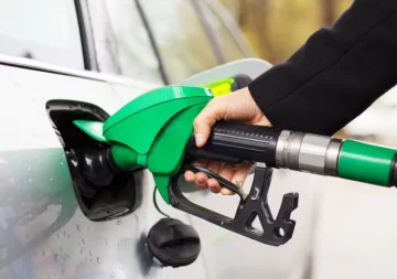 Permitirán que los conductores puedan cargar nafta solos en las estaciones de servicio Permitirán que los conductores puedan cargar nafta solos en las estaciones de servicio