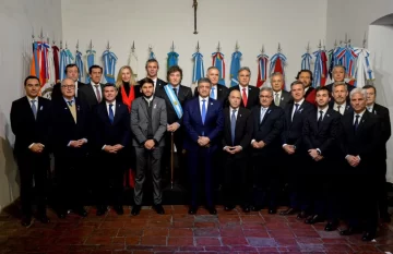 El Ejecutivo negocia con los gobernadores para empezar a pagar las cajas previsionales y bajar la tensión