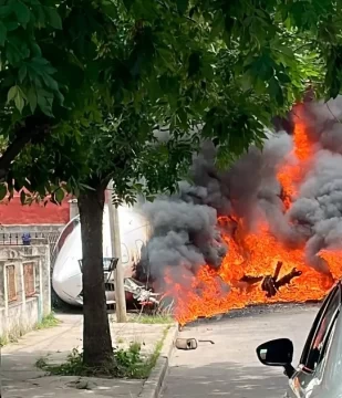Un avión se despistó, se incrustó contra una casa y hubo 2 muertos
