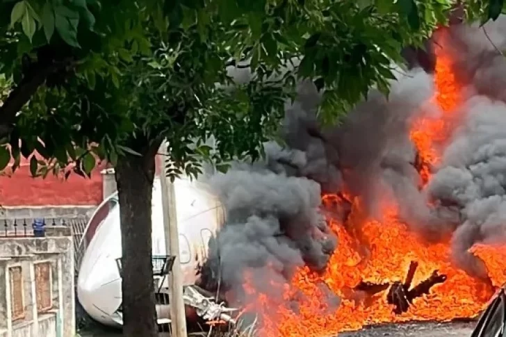 Un avión se despistó, se incrustó contra una casa y hubo 2 muertos