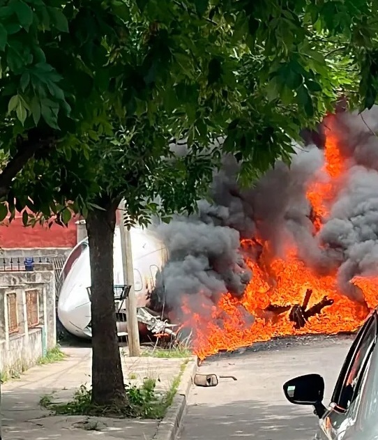 Un avión se despistó, se incrustó contra una casa y hubo 2 muertos
