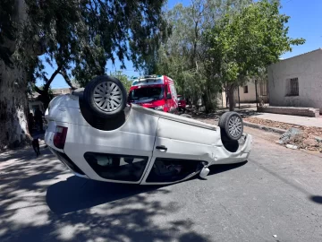 Una mujer que viajaba junto a su hijo en su auto, chocó a otro vehículo estacionado y volcó Una mujer que viajaba junto a su hijo en su auto, chocó a otro vehículo estacionado y volcó