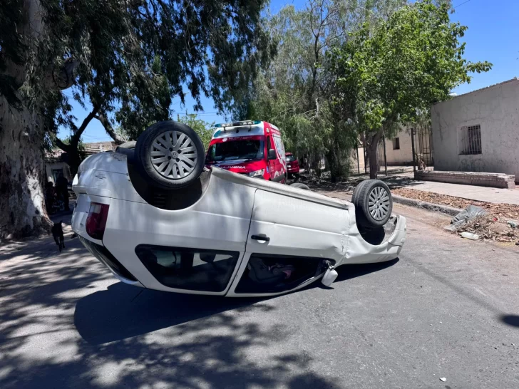 Una mujer que viajaba junto a su hijo en su auto, chocó a otro vehículo estacionado y volcó Una mujer que viajaba junto a su hijo en su auto, chocó a otro vehículo estacionado y volcó