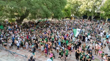 Mil personas vivieron la final del Reducido desde una plaza capitalina