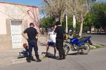 Un motociclista sufrió lesiones graves al chocar contra un auto en Rawson Un motociclista sufrió lesiones graves al chocar contra un auto en Rawson