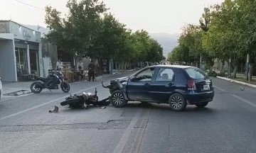 Un automovilista giró en U y chocó a un motociclista que cayó violentamente al suelo Un automovilista giró en U y chocó a un motociclista que cayó violentamente al suelo