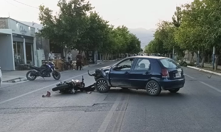 Un automovilista giró en U y chocó a un motociclista que cayó violentamente al suelo Un automovilista giró en U y chocó a un motociclista que cayó violentamente al suelo