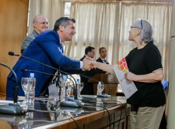 Orrego entregó actas de Regularización Dominial Orrego entregó actas de Regularización Dominial