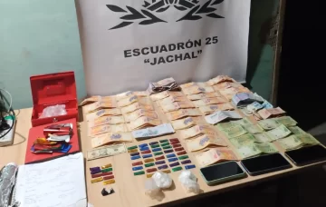 Tras varios allanamientos en Jáchal y Pocito, detuvieron a cuatro personas y secuestraron casi 100 gramos de cocaína Tras varios allanamientos en Jáchal y Pocito, detuvieron a cuatro personas y secuestraron casi 100 gramos de cocaína