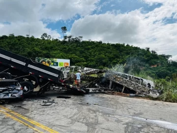 Trágico accidente de un ómnibus en Brasil: hay al menos 38 muertos Trágico accidente de un ómnibus en Brasil: hay al menos 38 muertos