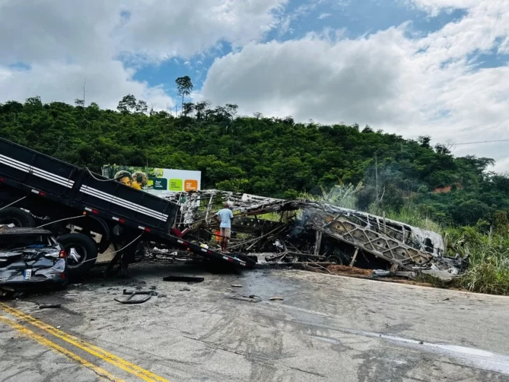 Trágico accidente de un ómnibus en Brasil: hay al menos 38 muertos Trágico accidente de un ómnibus en Brasil: hay al menos 38 muertos