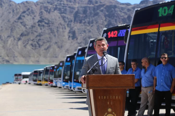 Orrego presentó los 34 nuevos colectivos de la RedTulum y pidió utilizar más el transporte público Orrego presentó los 34 nuevos colectivos de la RedTulum y pidió utilizar más el transporte público