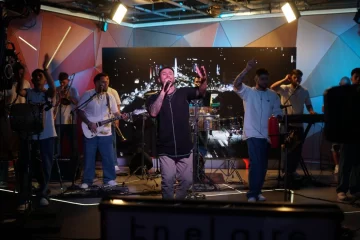 Omega cierra el festejo de  los 15 años a pura música