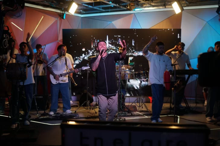 Omega cierra el festejo de  los 15 años a pura música