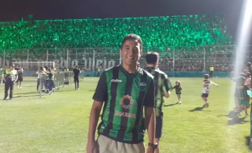 El “Pampa” Gelabert viajó 800 kilómetros para estar en los festejos: “No podía perderme este ascenso” El “Pampa” Gelabert viajó 800 kilómetros para estar en los festejos: “No podía perderme este ascenso”