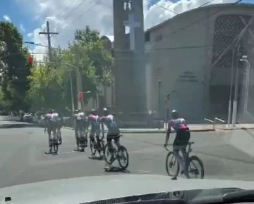 Escracharon a un grupo de ciclistas de Chile y a su auxilio por cruzar en rojo Escracharon a un grupo de ciclistas de Chile y a su auxilio por cruzar en rojo