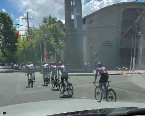 Escracharon a un grupo de ciclistas de Chile y a su auxilio por cruzar en rojo Escracharon a un grupo de ciclistas de Chile y a su auxilio por cruzar en rojo