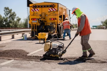 Orrego visitó a los trabajadores que realizan tareas de mantenimiento en la Circunvalación Orrego visitó a los trabajadores que realizan tareas de mantenimiento en la Circunvalación