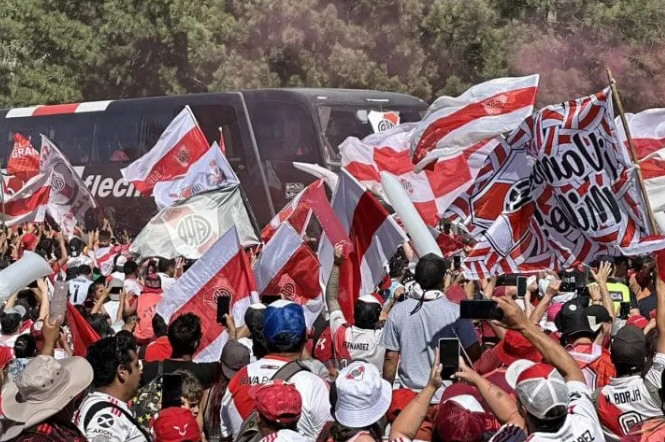 Tremenda recepción de los fanas de River