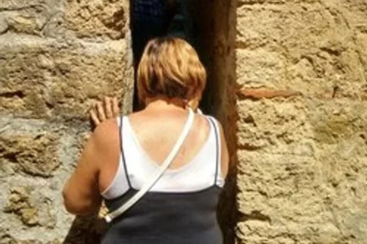 La calle de 40 cm que desafía hasta a los flacos