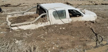 Camioneta fue arrastrada por una creciente: dos trabajadores a salvo y uno desapareció Camioneta fue arrastrada por una creciente: dos trabajadores a salvo y uno desapareció