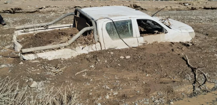 Camioneta fue arrastrada por una creciente: dos trabajadores a salvo y uno desapareció Camioneta fue arrastrada por una creciente: dos trabajadores a salvo y uno desapareció
