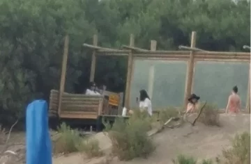 Cristina, de vacaciones con su hija, en Monte Hermoso