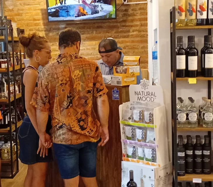 La vidriera sanjuanina en la costa tendrá 50% más productos y recibe unas 100 visitas al día