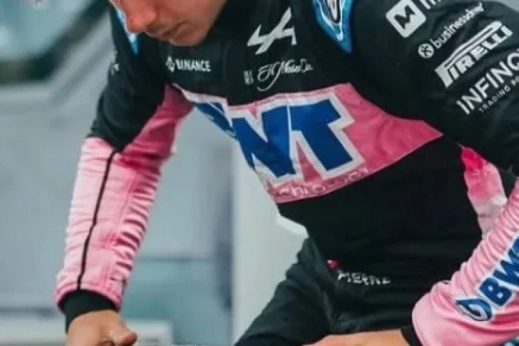 Colapinto, casco nuevo pero con buzo prestado