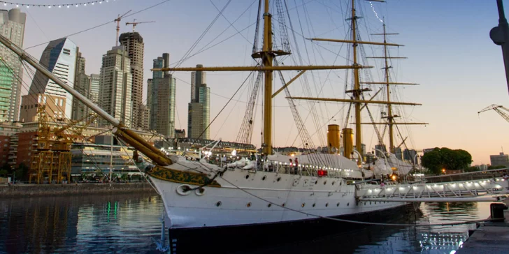La Fragata Sarmiento y su amarre definitivo La Fragata Sarmiento y su amarre definitivo
