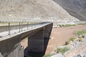 La creciente arrastró una camioneta en Calingasta y buscan a una persona La creciente arrastró una camioneta en Calingasta y buscan a una persona