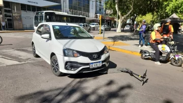 En un cruce céntrico, un auto chocó a una joven en monopatín y terminó en el Hospital En un cruce céntrico, un auto chocó a una joven en monopatín y terminó en el Hospital