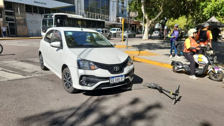 En un cruce céntrico, un auto chocó a una joven en monopatín y terminó en el Hospital En un cruce céntrico, un auto chocó a una joven en monopatín y terminó en el Hospital