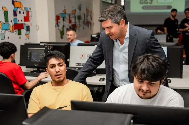 Orrego presenció la quinta jornada del evento Global Game Jam