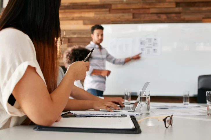 Forman laboralmente a jóvenes e invitan a empresas a emplearlos