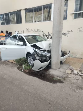 Toyota Corolla impacta contra una pared y un pilar tras choque con un Ford Focus en pleno centro Toyota Corolla impacta contra una pared y un pilar tras choque con un Ford Focus en pleno centro