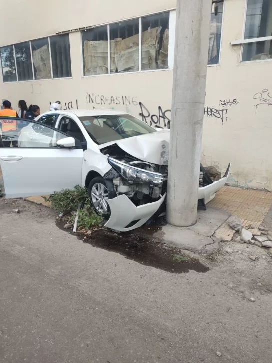 Toyota Corolla impacta contra una pared y un pilar tras choque con un Ford Focus en pleno centro Toyota Corolla impacta contra una pared y un pilar tras choque con un Ford Focus en pleno centro