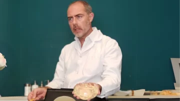 Reconocido cirujano plástico, dueño de una clínica y piloto: este es el sanjuanino acusado de prostituir a una mujer en Buenos Aires Reconocido cirujano plástico, dueño de una clínica y piloto: este es el sanjuanino acusado de prostituir a una mujer en Buenos Aires