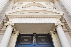 El Banco Central bajó la tasa de interés antes de que empiece el ajuste del dólar