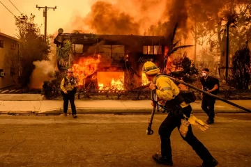Incendios en Los Ángeles: ya son diez los muertos, más de 180.000 los evacuados y hay nuevos focos