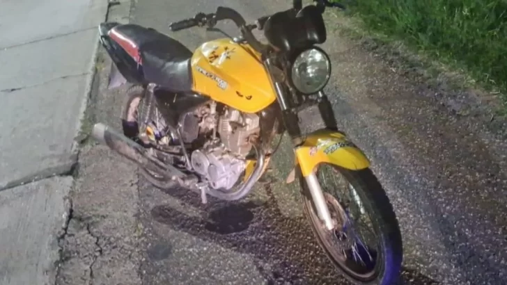 Una pareja llevaba a una bebé en moto, la manta que la envolvía se enredó con la rueda, lastimando una pierna Una pareja llevaba a una bebé en moto, la manta que la envolvía se enredó con la rueda, lastimando una pierna