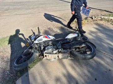 Policía en moto colisionó con un auto mientras acudía a un requerimiento Policía en moto colisionó con un auto mientras acudía a un requerimiento